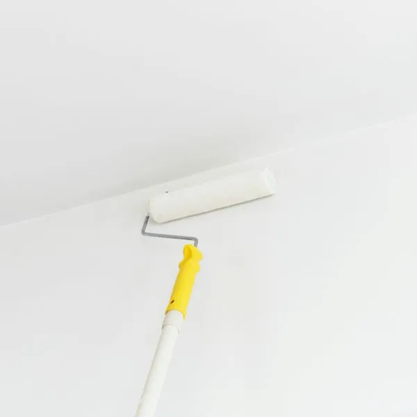 Maler bei der Arbeit, perfekte Wandgestaltung