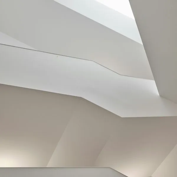 Trockenbau Arbeiter montiert eine Gipsplatte an die Wand.